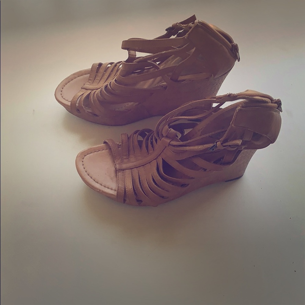 Cute Strapy Sandal/wedges